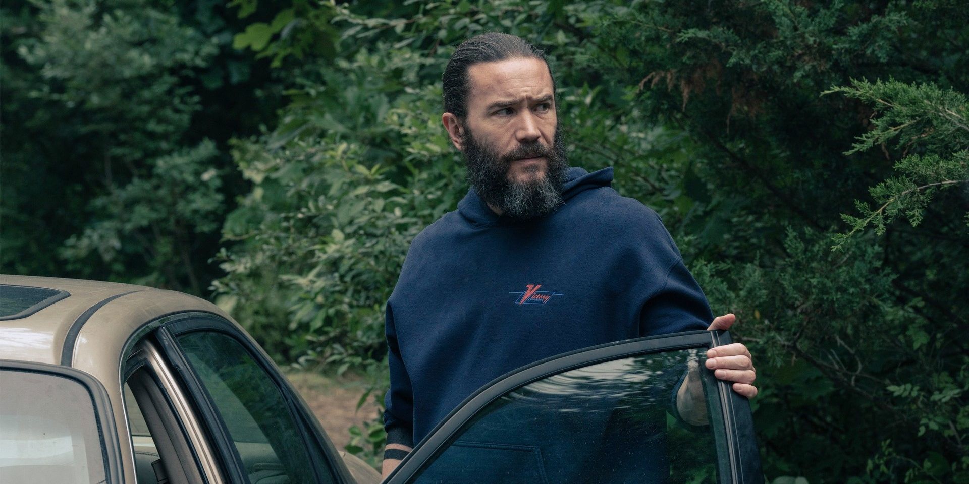 Tom Pelphrey como Robbie em uma cena da série Task