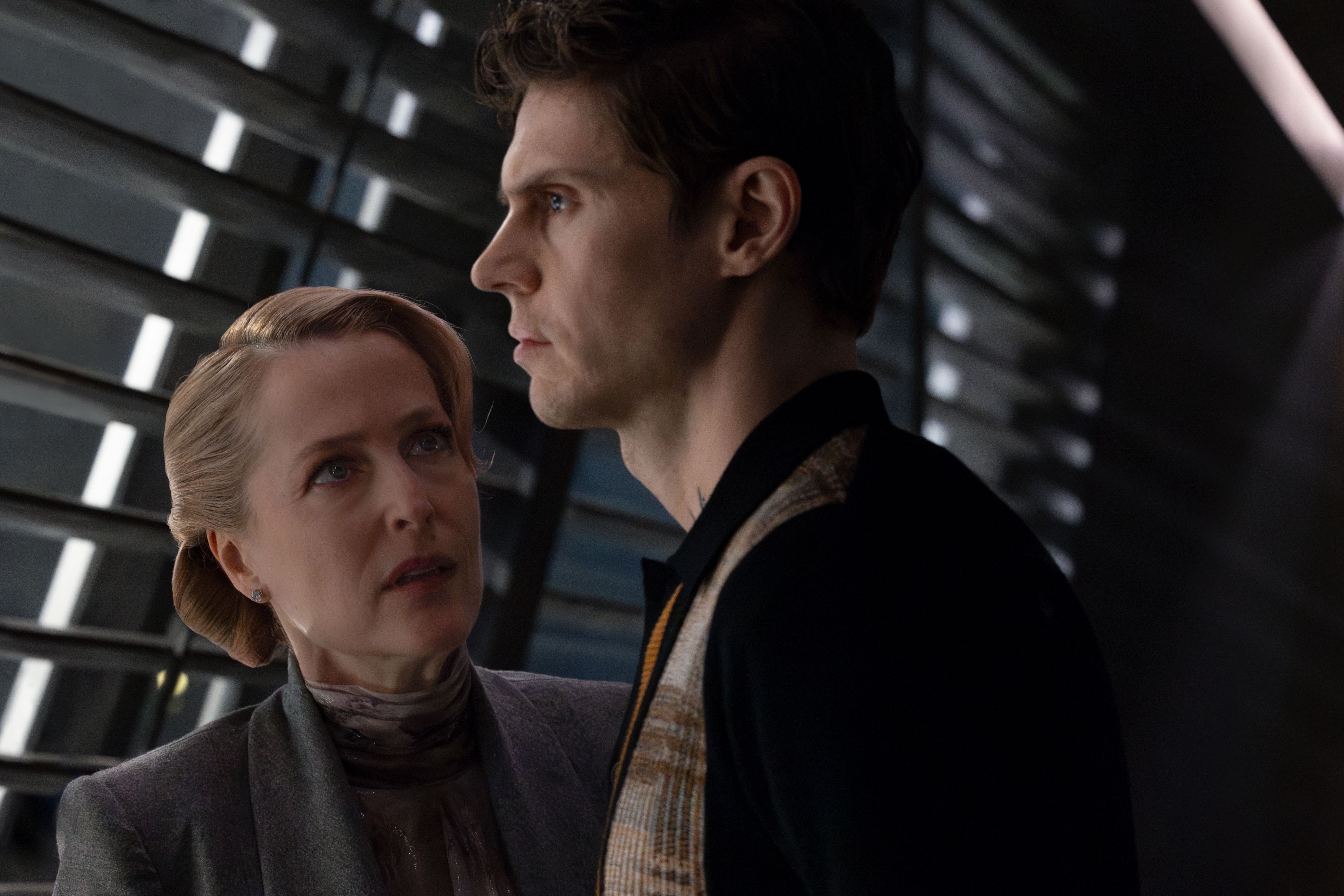 Gillian Anderson, Evan Peters e Julian Dillinger em Tron: Ares