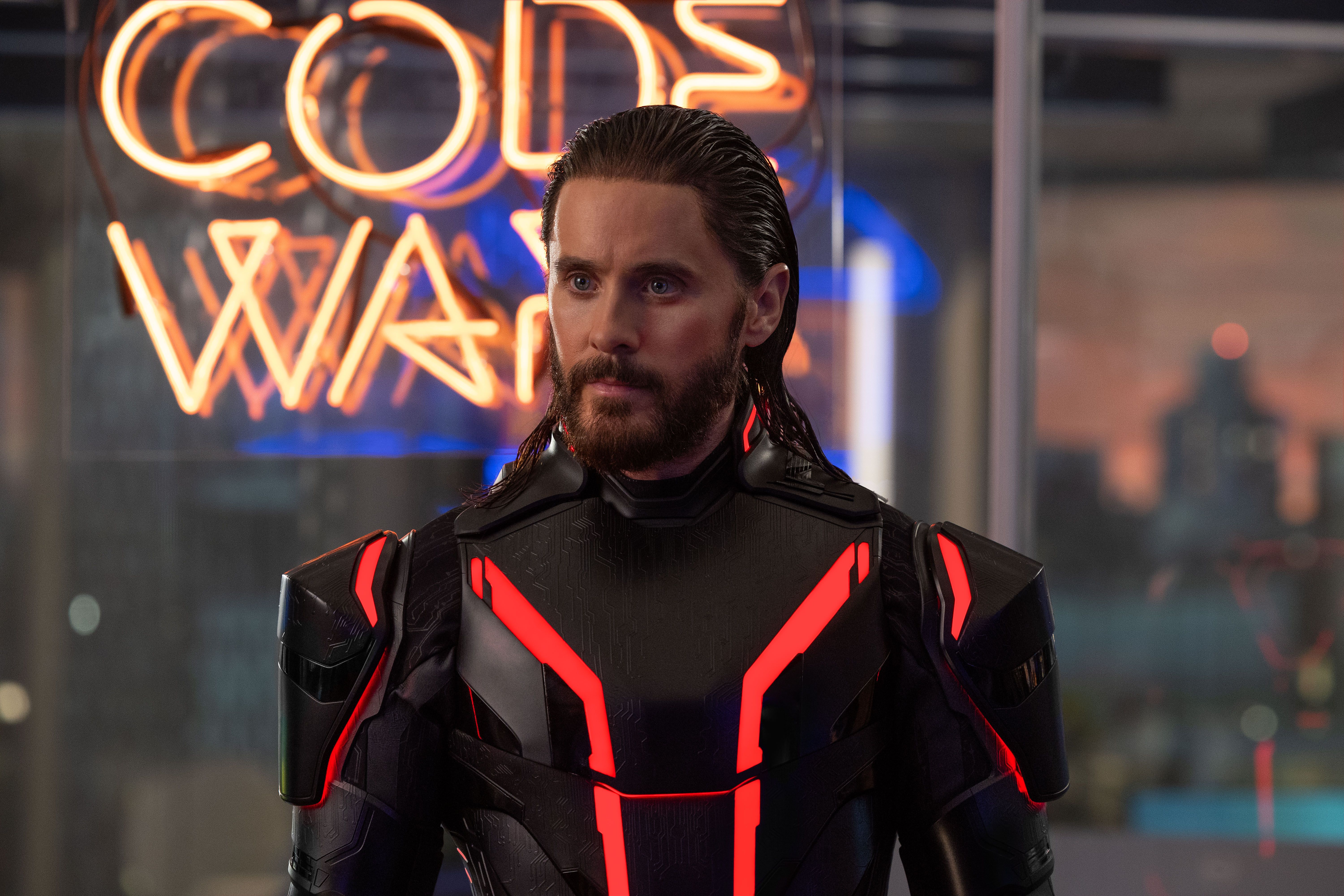 Jared Leto em destaque no figurino de Tron: Ares