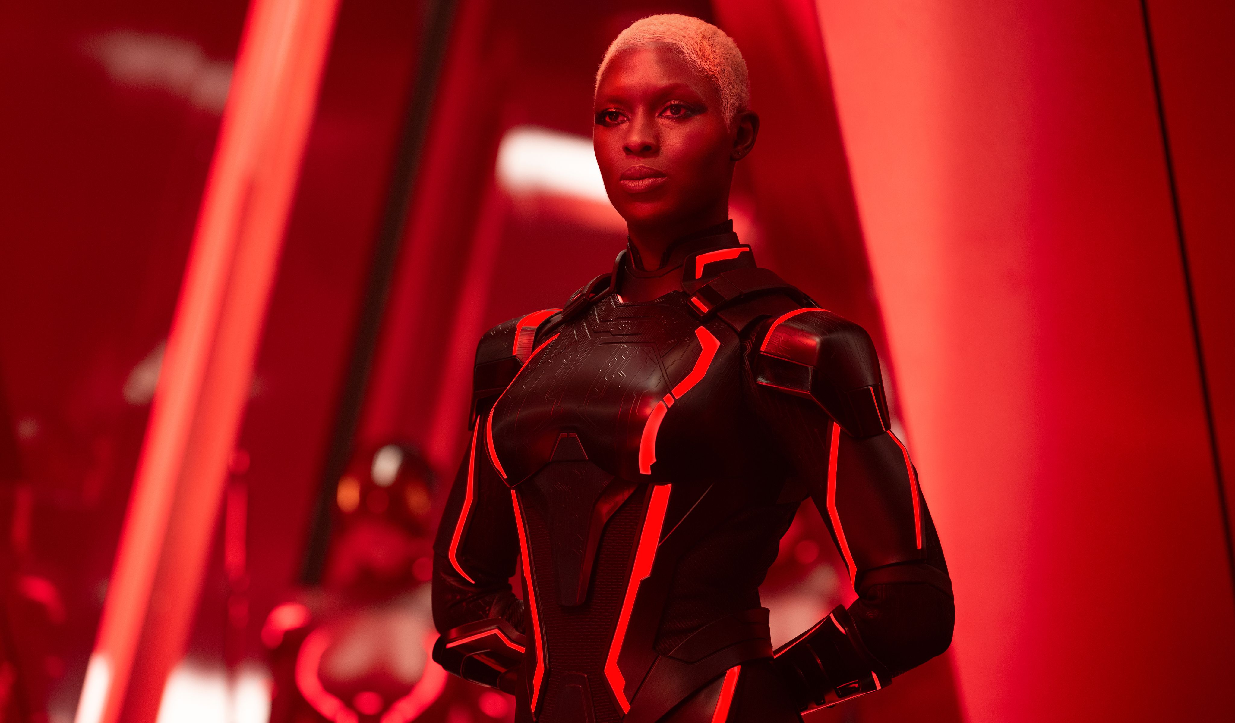 Jodie Turner Smith como Athena em Tron: Ares
