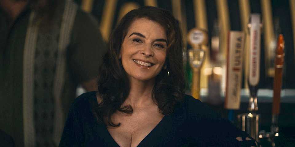Annabella Sciorra as Joanne smiling with beer taps behind her in Tulsa King.