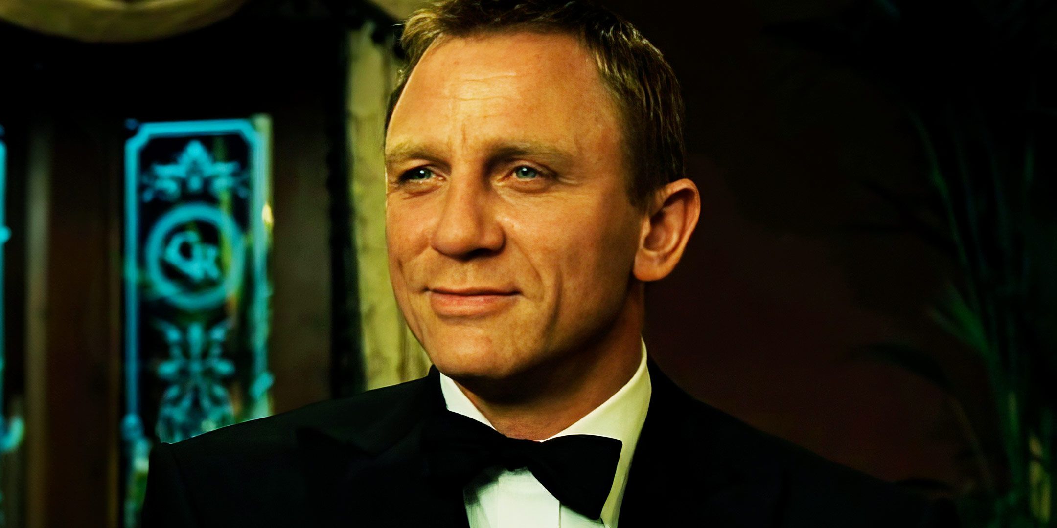 Daniel Craig como James Bond usando smoking em Casino Royale.