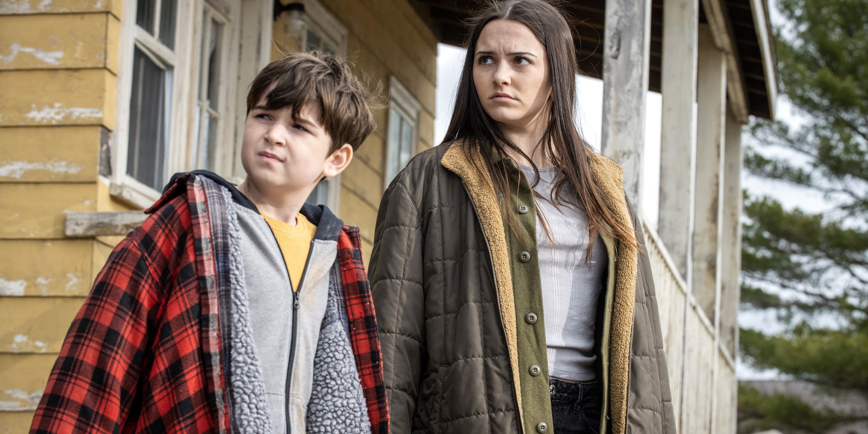 Ethan e Julie Matthews com expressões preocupadas em 'From'