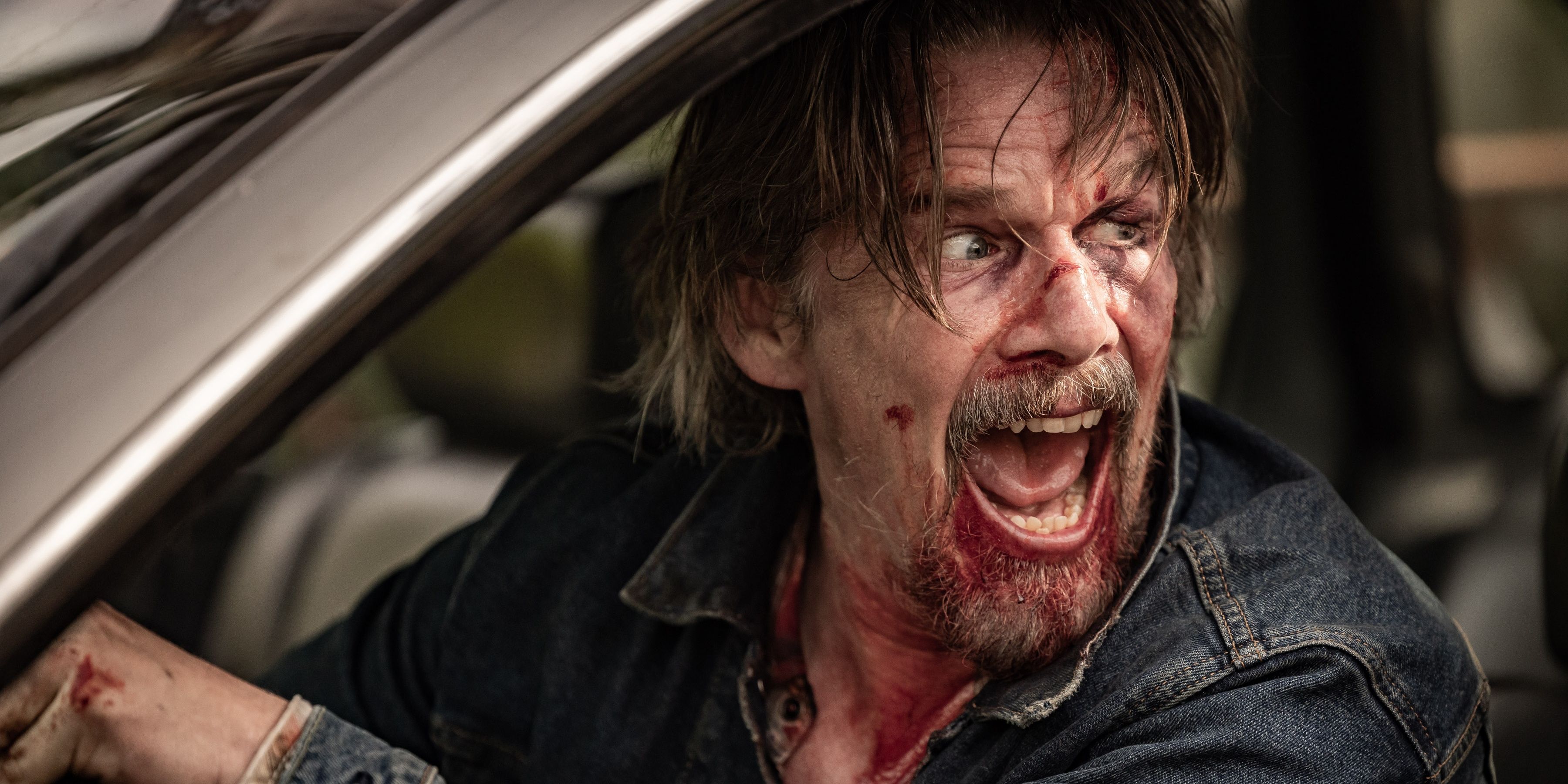 Ethan Hawke em cena de ação na série The Lowdown.