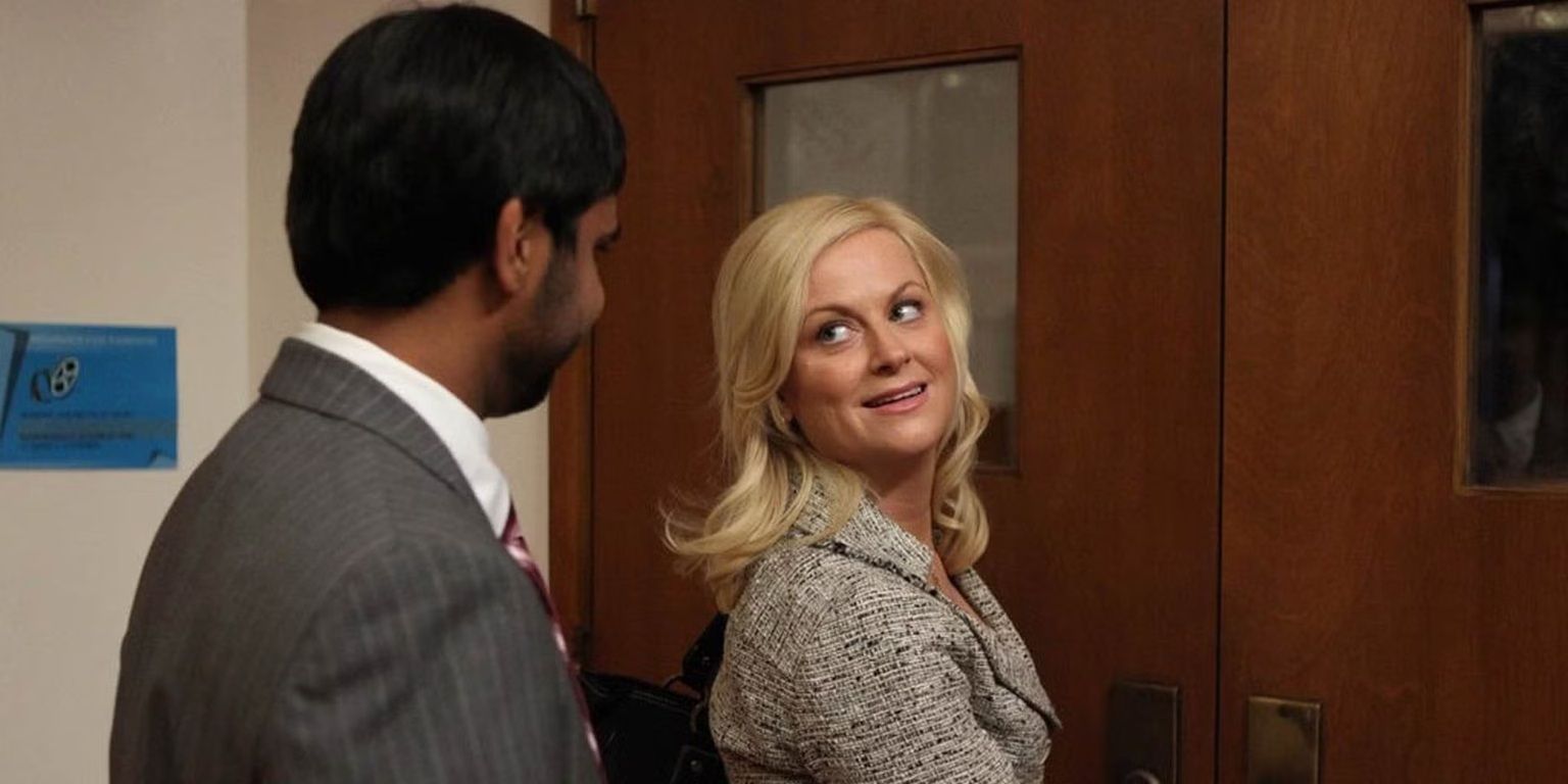 leslie-smiling-at-tom-in-the-parks-and-recreation-pilot.jpg