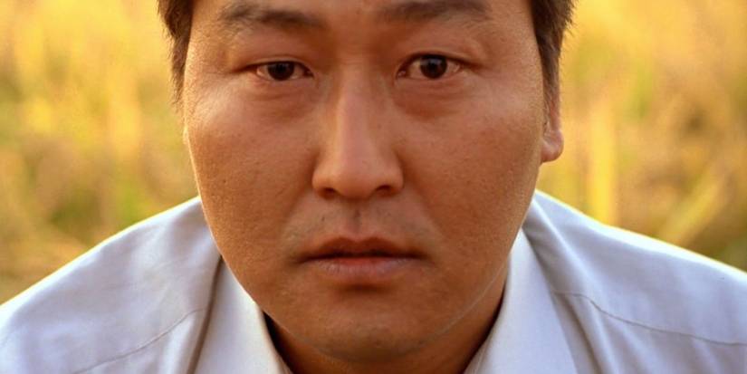 Song Kang-ho looking at the camera in Memories of Murder