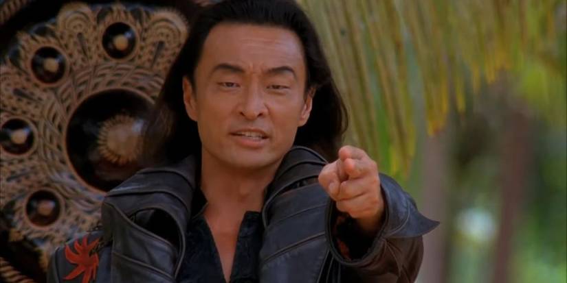 Shang Tsung pointing at someone beyond the camera in Mortal Kombat