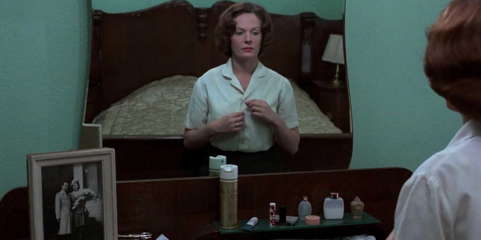delphine-seyrig-in-jeanne-dielman-23-quai-du-commerce-1080-bruxelles.jpeg