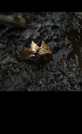 Game of Thrones The Mad King Stage Play Promo Broken Crown in Mud