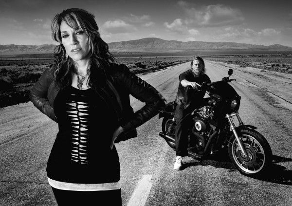 sons-of-anarchy-katey-sagal-charlie-hunnam